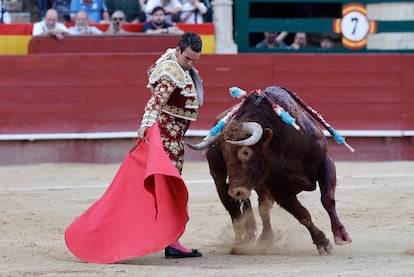 José María Manzanares, durante la faena de muleta a uno de sus toros.