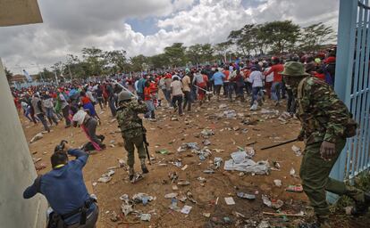 Supporters of Kenyan President Uhuru Kenyatta engage in rock-throwing clashes with police during his presidential inauguration ceremony after trying to storm through gates to get in and being tear-gassed, at Kasarani stadium in Nairobi, Kenya Tuesday, Nov. 28, 2017. Kenyan President Uhuru Kenyatta is being sworn in on Tuesday, ending a months-long election drama that saw the first vote nullified by the country's top court and the second boycotted by the opposition. (AP Photo/Ben Curtis)