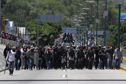 Cientos de personas tomaron las calles de Chilpancingo, capturando un vehículo acorazado de la Guardia Nacional, en julio de 2023. 
