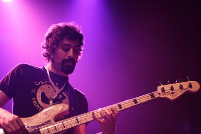 El bajista Primitivo Fernández, durante uno de sus conciertos con la banda Supermano.