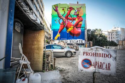Grafiti en la plaza del Mercat de Valencia, en homenaje a Margarita Borràs, la primera mujer trans que fue ahorcada, en esa misma plaza, en 1460.