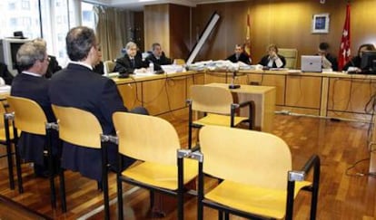 El presidente de Telefónica, César Alierta, sentado en el banquillo de los acusados del Tribunal Superior de Justicia de Madrid.