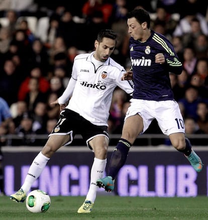 Jonas pelea un balón con Mesut Ozil.