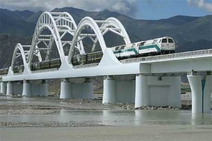 Imagen del primer viaje del tren que une Lhasa con Qinghai, el 1 de julio cerca de Lhasa.