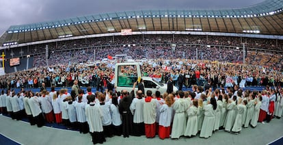 El papa Benedicto XVI llega en el papamóvil al Estadio Olímpico de Berlín para oficiar una homilía ante más de 60.000 creyentes.