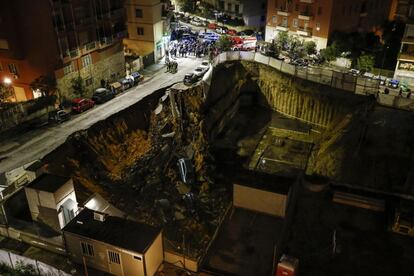 Vista del socavón desde uno de los edificios aledaños el miércoles, cuando ocurrió el hundimiento. Las causas del mismo aún no se han esclarecido.