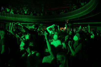 Espectadores con mascarilla en el concierto de Nathy Peluso en Barcelona.
