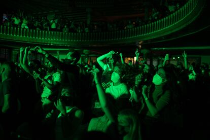 Espectadores con mascarilla en el concierto de Nathy Peluso en Barcelona.