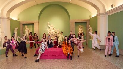 Los bailarines del Real Conservatorio Profesional de Danza Mariemma durante el evento inaugural de Madrid es Moda, el 9 de febrero en la Academia de Bellas Artes de San Fernando, en Madrid.