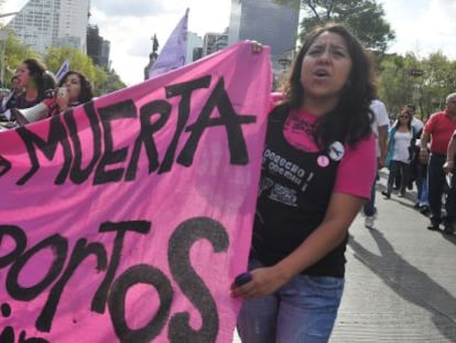 Mujeres mexicanas reclaman la despenalización del aborto en América Latina y el Caribe en 2010.