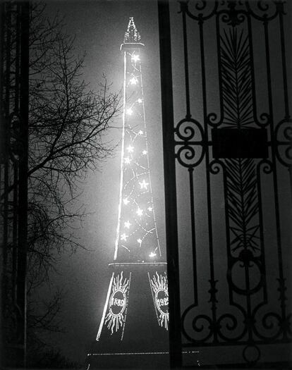 La torre Eiffel vista a través de la reja del Trocadero, 1930-32 
