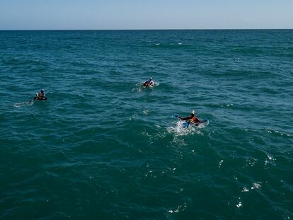 Tres hombres pescan en La Guaira, Venezuela.