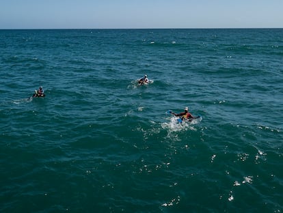 Tres hombres pescan en La Guaira, Venezuela.