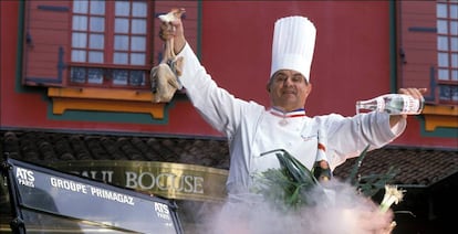 Paul Bocuse posa frente a su restaurante de Lyon, en 1992.