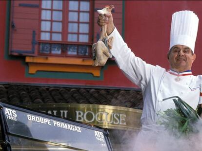 Paul Bocuse posa frente a su restaurante de Lyon, en 1992.