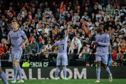 Vinicius júnior levanta el puño a la grada e Mestalla tras marcar un gol contra el Valencia.