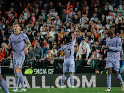 Vinicius júnior levanta el puño a la grada e Mestalla tras marcar un gol contra el Valencia.