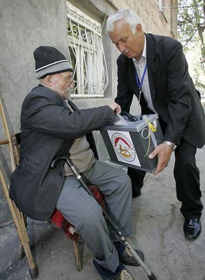 Un hombre vota en las elecciones en Osetia del Sur.