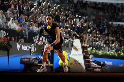 Musetti persigue la pelota durante el partido nocturno contra Zverev.
