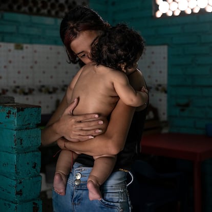 Karen Gómez, 15 años, cargando a su bebé en casa de la abuela de su hija, en el barrio La Parada, en el municipio de Villa del Rosario, Cúcuta, el 28 de febrero 2024.