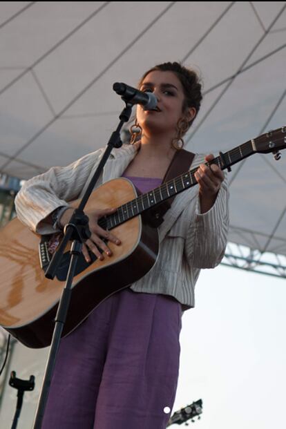 Poco despus todo el mundo la conoca y la quera: las prendas ligeras y sencillas de Paloma Wool conquistaron desde los escenarios que pisaba Amaia.
Entre ellos el balcn del Ayuntamiento de Pamplona o su concierto en el Primavera Sound, para el que llev este conjunto lila de lino tan de su estilo.