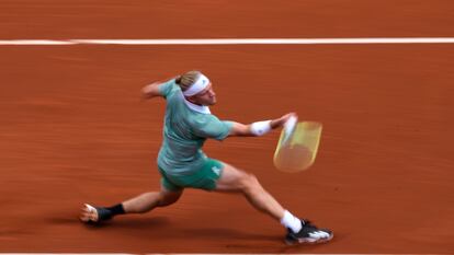 Davidovich devuelve la pelota durante los octavos contra Lajovic.