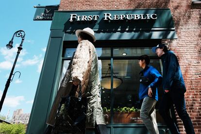 Una persona camina frente a una sucursal bancaria de First Republic en Manhattan, Nueva York.