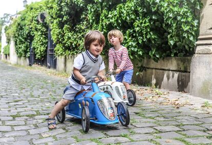 Dos ni&ntilde;os juegas con cochecitos de Peugeot