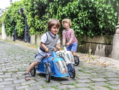 Dos niños juegas con cochecitos de Peugeot