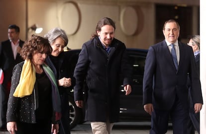 El secretario general de Podemos, Pablo Iglesias, a su llegada a los estudios de RTVE.