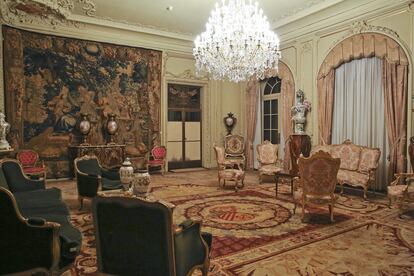 Vista general del salón principal del palacete de la calle Muntaner con los muebles de estilo rococó organizados en ambientes. La alfombra de lana de encargo y la araña de bronce y cristal, además de un tapiz antiguo. 