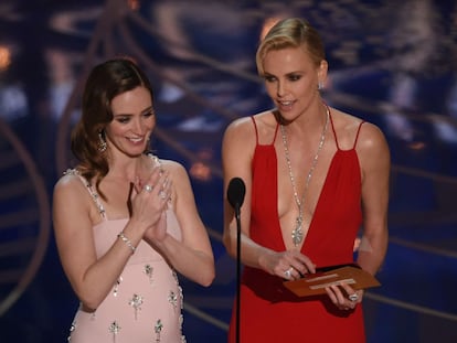 Emily Blunt y Charlize Theron anuncian el premio al mejor guión original.