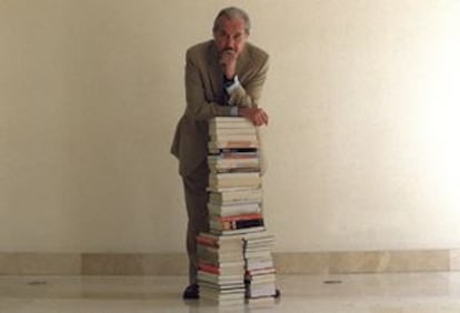 El escritor Carlos Fuentes, en la sede de Planeta tras la presentación de su último libro.