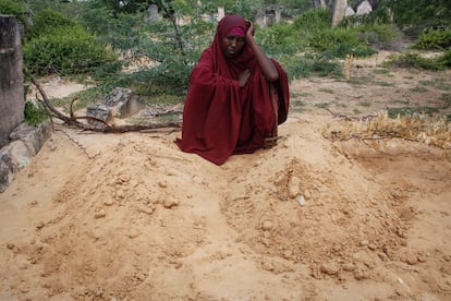 Fatuma Abdi Aliyow, sentada junto a las tumbas de dos hijos que murieron por enfermedades relacionadas con la malnutrición, en una imagen tomada en Mogadiscio (Somalia) este 3 de septiembre.