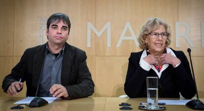 La alcaldesa de Madrid, Manuela Carmena, con el delegado Jorge García Castaño.