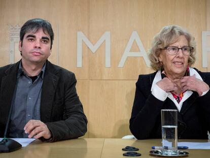 La alcaldesa de Madrid, Manuela Carmena, con el delegado Jorge García Castaño. 