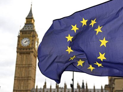 A bandeira da Europa, em frente ao Parlamento britânico.