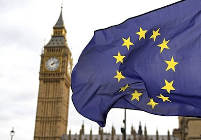 La bandera de Europa ondea frente al Parlamento británico.