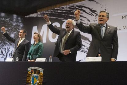 Lorenzo C&oacute;rdova Vianello, consejero presidente del INE; la doctora Mercedes de la Vega; Enrique Graue, rector de la UNAM, y Ra&uacute;l Gonz&aacute;lez P&eacute;rez, presidente de la Comisi&oacute;n Nacional de Derechos Humanos, durante la presentaci&oacute;n del programa conmemorativo por los 50 a&ntilde;os del Movimiento Estudiantil de 1968 &quot;M68&quot;, que se realiz&oacute; en el Centro Cultural Tlatelolco
 