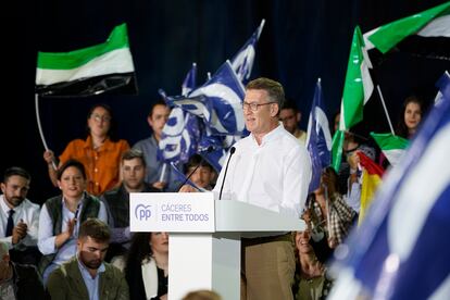 El presidente del PP, Alberto Núñez Feijóo, participa en un acto electoral en Cáceres este martes.