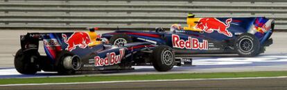 Los coches de Vettel, a la izquierda, y Webber, tras el accidente que le costó el abandono al primero.