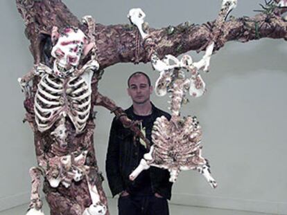 Dinos Chapman, junto a una de sus obras expuestas en Málaga.