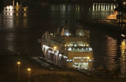 Vehicles de la Guàrdia Civil han començat a sortir del Port a Barcelona a primera hora d'aquest diumenge.