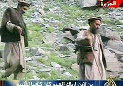 Osama Bin Laden, a la izquierda, junto a su<i> </i>lugarteniente,> Ayman al Zawahiri, en un vídeo de septiembre de 2003.
