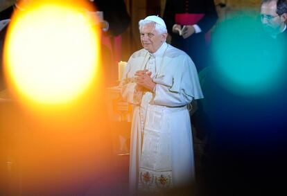 Una velas, en la la Capilla de San Mary's University College en Twickenham, Londres, mientras el Papa oficia una misa.