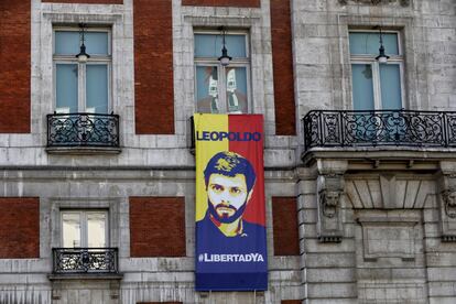 Detalle de una de las dos pancartas que piden la libertad de Leopoldo López en la Casa de Correos de Madrid.