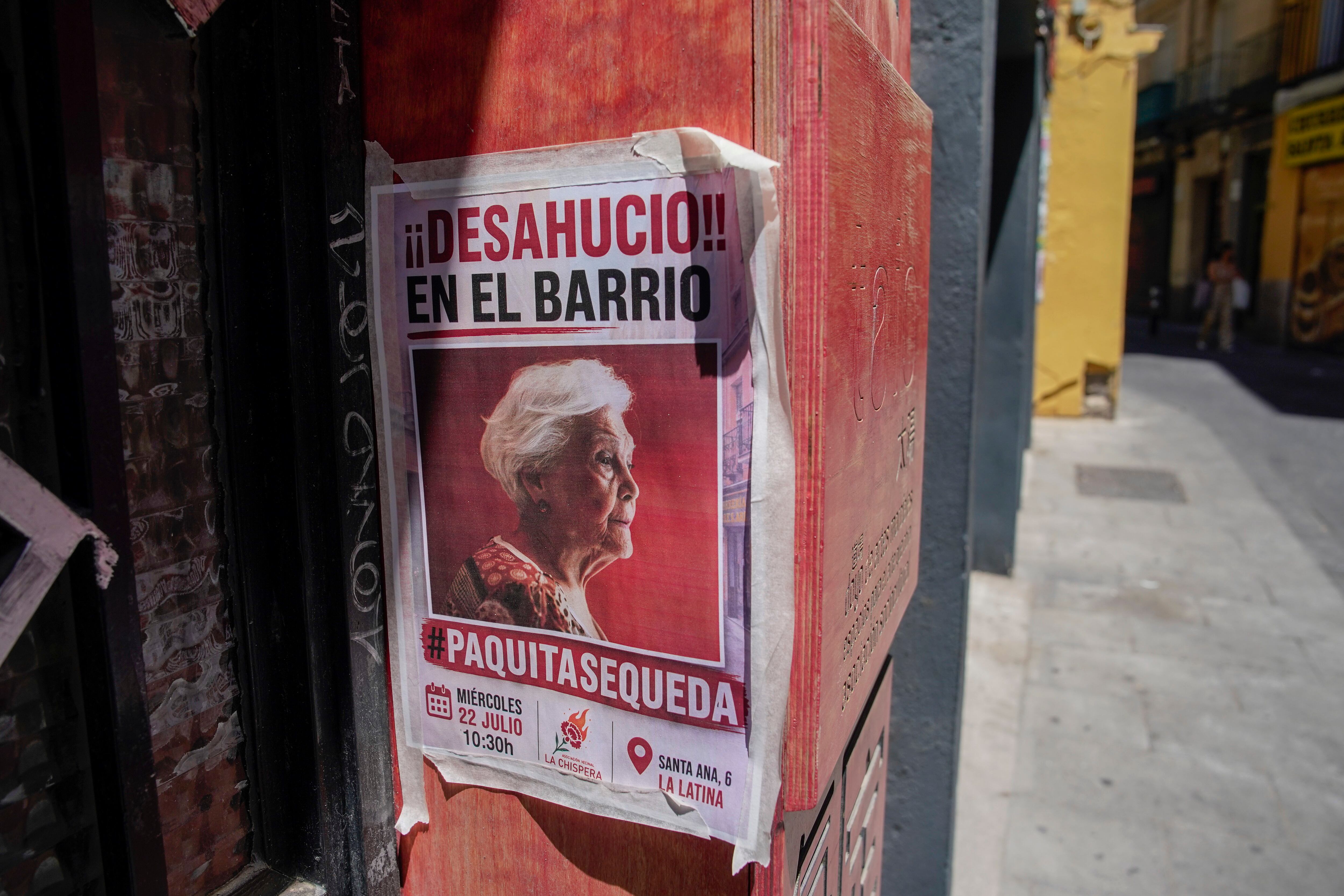 Un cartel informa del desahucio de Paquita en el barrio de La Latina, el pasado lunes.