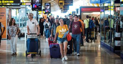 Pasajeros en el aeropuerto de Madrid-Barajas Adolfo Suárez.