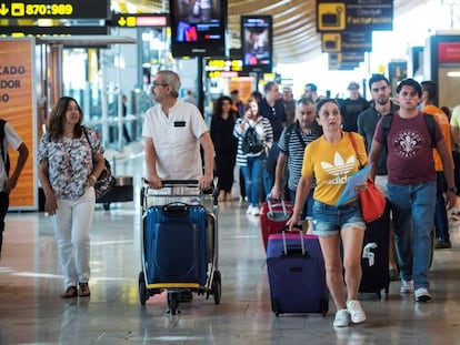 Pasajeros en el aeropuerto de Madrid-Barajas Adolfo Suárez.