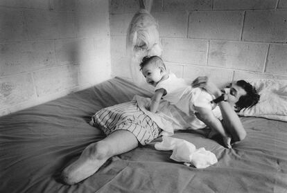 Manuel Orellana con su hija Tania en 1997.